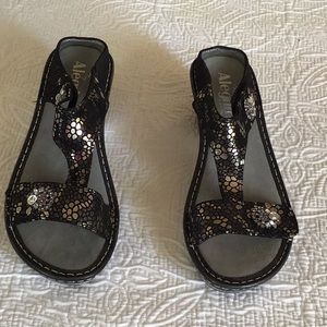 NWOT Alegria Lara Pewter Mosaic Sandals